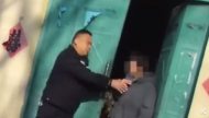 淮北一女子轻生刀架脖子 民警徒手夺刀救人