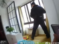 安慶一女子在家中開煤氣輕生 民警破門搶救