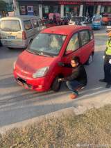 芜湖：“僵尸车”“趴窝”  交警依法强行拖离