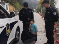 太湖一位媽媽取完快遞忘記帶女兒回家 幸好民警找到孩子