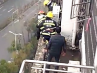 合肥一男子懸空在18樓外墻命懸一線！消防緊急救援