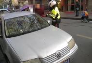 合肥早高峰一報廢車違停擋路 駕駛員試圖溜走被交警控制