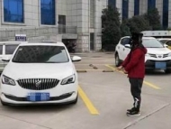 最“危險(xiǎn)”的地方最安全？男子在公安局停車場(chǎng)拉車門盜竊 被東至民警抓獲
