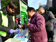 食品安全流動(dòng)檢測(cè)車進(jìn)小區(qū) 合肥市民現(xiàn)場(chǎng)體驗(yàn)農(nóng)殘快檢