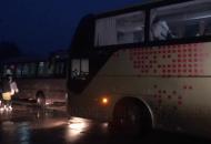 安徽一高校備專(zhuān)車(chē)送考，學(xué)生車(chē)上看書(shū)備考