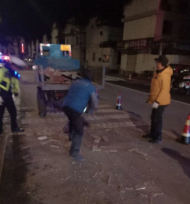 績溪：帶釘木料遺撒路面，環衛工人連夜除險
