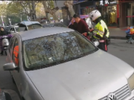 上班早高峰男子違停擋路 一查竟是報廢車