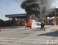 高速公路上小轎車突然著火 銅陵交警消防合力救援