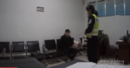 亳州一男子深夜無證駕駛被查 稱：太餓了買夜宵