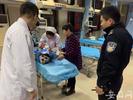 芜湖2岁女童鱼刺卡喉送医遇堵   交警为其开道