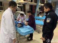 蕪湖2歲女童魚刺卡喉送醫遇堵   交警為其開道