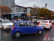 合肥一公交車和私家車早高峰發生刮蹭  亳州路南北方向堵成長龍