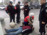 合肥火车站一乘客晕倒 女志愿者上演“生命接力救援”