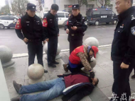 合肥火車站一乘客暈倒 女志愿者上演“生命接力救援”