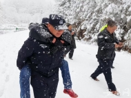 車輛因雪天路滑在山路翻車 金寨民警徒步將傷者背出