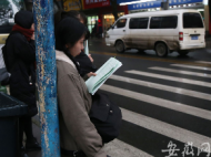 2020年碩士研究生考試開考 考生站在路邊復(fù)習(xí)（組圖）