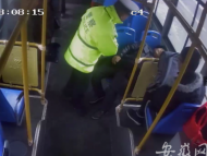 蚌埠一老人坐車時暈倒 公交車變身“救護車”由警車護送至醫院