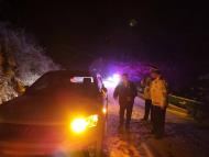 金寨：車輛雪夜被困  交警緊急救援