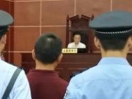 男子校门口性骚扰学生家长  殴打二名学生致轻微伤受审