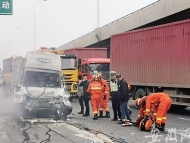 合肥集賢路發生一起交通事故：三車追尾一人被困