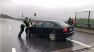 轎車故障“擱淺”高速，六安交警徒手推車