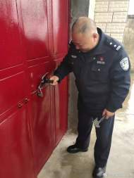 六安：老人被鎖家里，民警開鎖解困