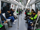 记者直击合肥地铁3号线首趟列车：乘客不多 秩序井然