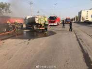 金寨：貨車路中起火，民警迅速救援