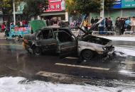 淮南一輛出租車在行駛途中突然自燃 并發(fā)出爆炸聲