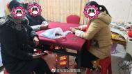 六安4名媽媽送孩子上學后邀約賭博被抓獲  民警暖心輔導孩子作業