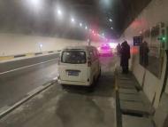 六安交警隧道內救援拋錨面包車， 發現駕駛員竟是無證駕駛