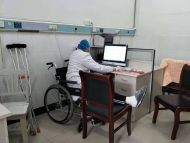 參加疑似病例會(huì)診后摔倒骨折 績溪一醫(yī)生拄拐杖堅(jiān)持工作