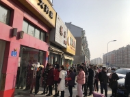 滁州市民在口罩投放點(diǎn)排隊(duì)買(mǎi)口罩 現(xiàn)場(chǎng)發(fā)生感人一幕