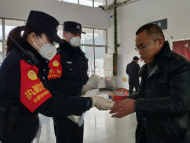 全椒火車站派出所民警自費購買口罩 免費發放給沒戴口罩的旅客