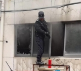 电动车棚突发大火，巢湖民警顶着浓烟及时灭火