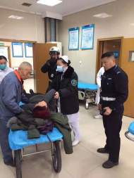 老人來蕪湖探親突然暈厥 民警開私家車送其就醫(yī)
