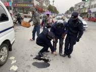 年邁老人騎車不慎摔倒  六安民警寒冬暖心救助