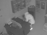 定遠一男子深夜盜竊超市 監控全程拍下作案過程