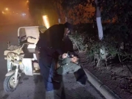 男子凌晨醉酒路边睡 界首民警救助寻家人 