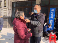暖心！合肥包河區(qū)街道黨員干部自購應急用品免費送居民