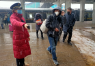 突降大雪，宿州火車站聯(lián)合衛(wèi)生部門做好疫情防控    