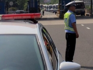 私家车内有人患病昏迷 蒙城交警开道护送就医