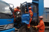 祁門：兩貨車相撞 其中一名司機被困