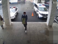 六安一小伙在派出所放下500個口罩就跑 民警敬禮表謝意