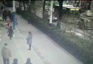 幼兒突發驚厥，民警緊急送醫救人