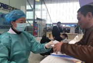 合肥火車站乘客自愿測體溫 可免費領取口罩