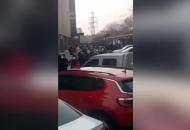 防疫期間河南一商場初五開門營業(yè) 市民頭戴硬核防護排長龍隊