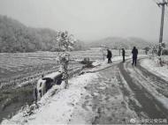 六安：路面積雪致車輛失控側翻進農田  幸無人員受傷