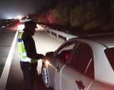 疲劳驾驶应急车道睡大觉，六安交警及时发现除隐患