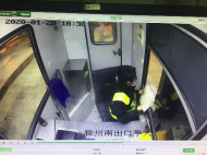 暖爆了！司機給高速收費員送防護手套  